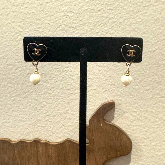 Chanel Vintage Black Heart and Faux Pearl Dangle Pierced Earrings 04A Authentic - Picture 1 of 7